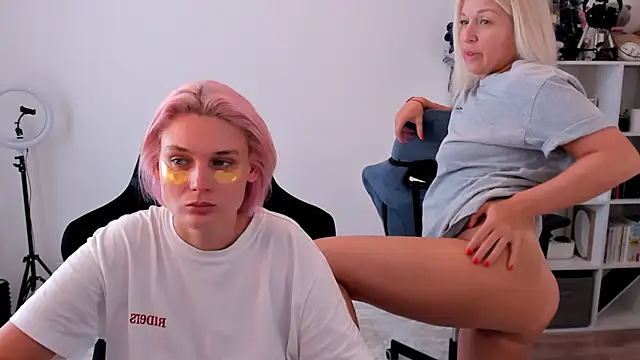 Snapshot of hotblonds chatting on 10-04-25, 10:13 hotblonds online show from 10-04-25, 10:13