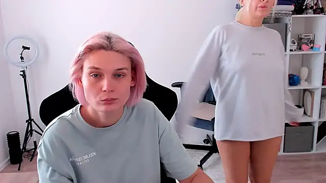 Snapshot of hotblonds chatting on 10-11-25, 10:25 hotblonds online show from 10-11-25, 10:25