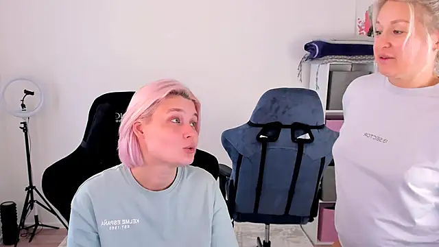 Snapshot of hotblonds chatting on 10-12-25, 10:58 hotblonds online show from 10-12-25, 10:58