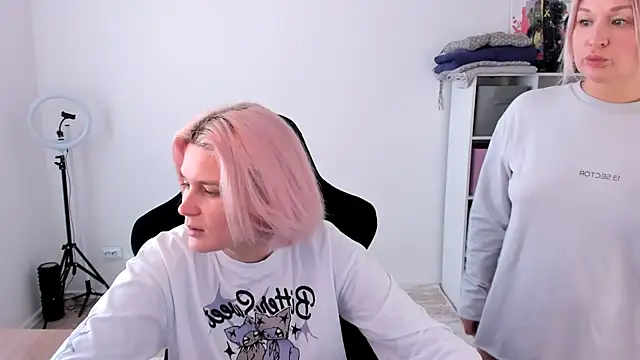 Snapshot of hotblonds chatting on 10-18-25, 10:16 hotblonds online show from 10-18-25, 10:16