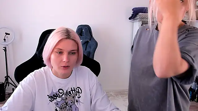 Snapshot of hotblonds chatting on 10-19-25, 09:54 hotblonds online show from 10-19-25, 09:54