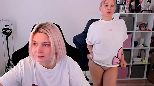 Snapshot of hotblonds chatting on 11-10-25, 11:09 hotblonds online show from 11-10-25, 11:09