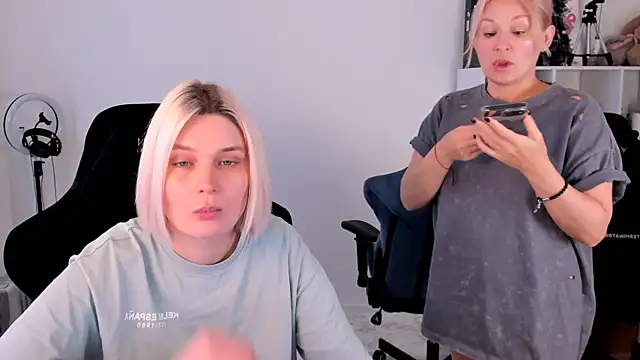 Snapshot of hotblonds chatting on 11-17-25, 10:10 hotblonds online show from 11-17-25, 10:10