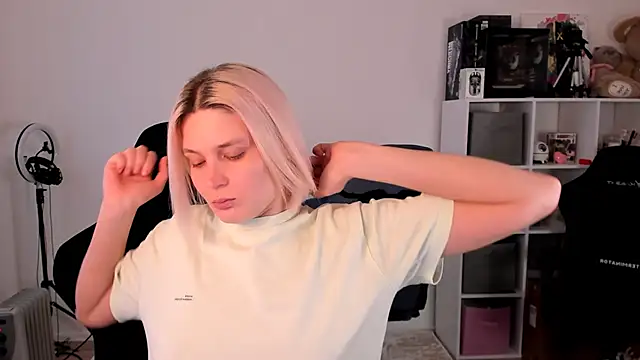 Snapshot of hotblonds chatting on 11-23-25, 11:10 hotblonds online show from 11-23-25, 11:10