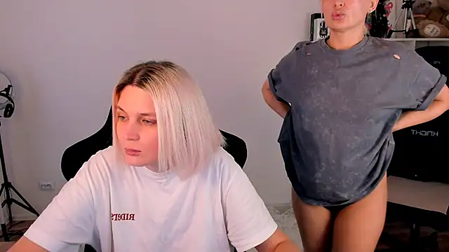 Snapshot of hotblonds chatting on 12-21-25, 11:06 hotblonds online show from 12-21-25, 11:06