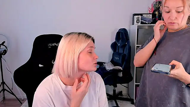 Snapshot of hotblonds chatting on 12-22-25, 11:29 hotblonds online show from 12-22-25, 11:29