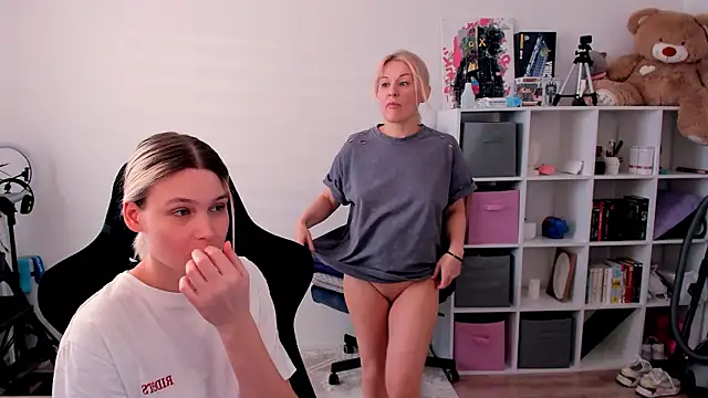 Snapshot of hotblonds chatting on 02-01-26, 12:37 hotblonds online show from 02-01-26, 12:37