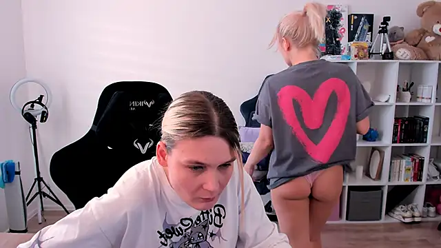 Snapshot of hotblonds chatting on 02-06-26, 11:46 hotblonds online show from 02-06-26, 11:46