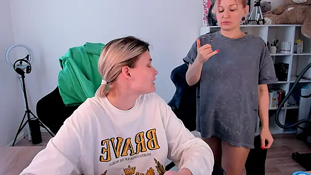 Snapshot of hotblonds chatting on 02-19-26, 11:50 hotblonds online show from 02-19-26, 11:50