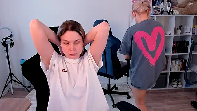 Snapshot of hotblonds chatting on 02-27-26, 12:05 hotblonds online show from 02-27-26, 12:05