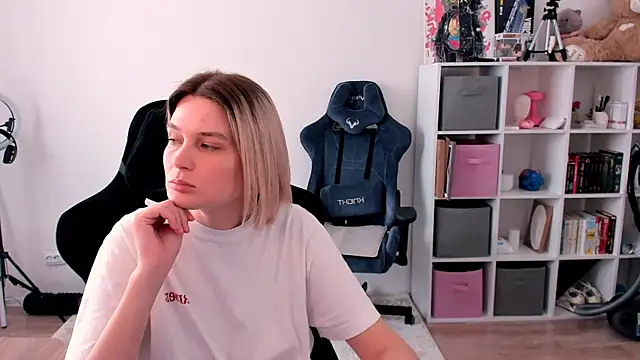 Snapshot of hotblonds chatting on 03-09-26, 11:25 hotblonds online show from 03-09-26, 11:25