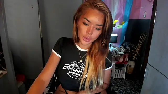 QuiinMollyXxX online show from 06-10-26, 01:50