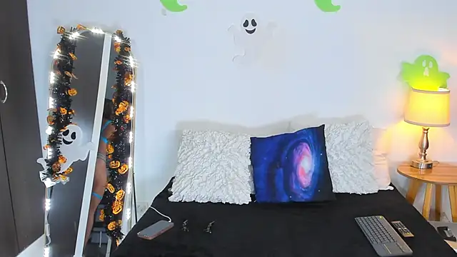 Snapshot of SarahCinnamon- chatting on 10-27-25, 08:13 SarahCinnamon- online show from 10-27-25, 08:13