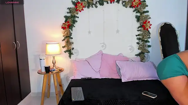 Snapshot of SarahCinnamon- chatting on 01-09-26, 09:05 SarahCinnamon- online show from 01-09-26, 09:05