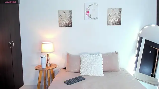 Snapshot of SarahCinnamon- chatting on 01-13-26, 08:14 SarahCinnamon- online show from 01-13-26, 08:14