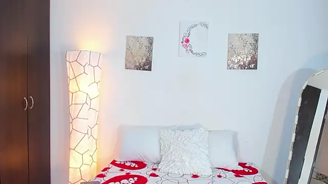 Snapshot of SarahCinnamon- chatting on 02-14-26, 09:22 SarahCinnamon- online show from 02-14-26, 09:22