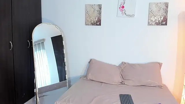 Snapshot of SarahCinnamon- chatting on 02-17-26, 07:20 SarahCinnamon- online show from 02-17-26, 07:20