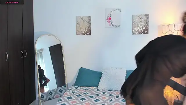 Snapshot of SarahCinnamon- chatting on 02-19-26, 07:10 SarahCinnamon- online show from 02-19-26, 07:10