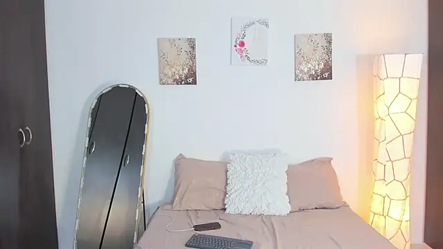 Snapshot of SarahCinnamon- chatting on 03-03-26, 07:42 SarahCinnamon- online show from 03-03-26, 07:42