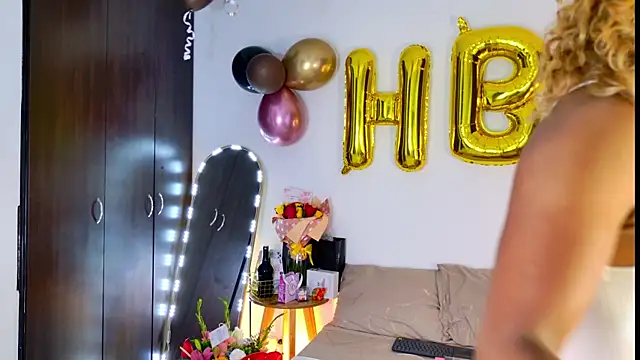 SarahCinnamon- online show from 06-18-26, 03:38