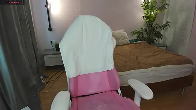 Snapshot of Lesya_Flin chatting on 10-31-25, 09:21 Lesya Flin online show from 10-31-25, 09:21