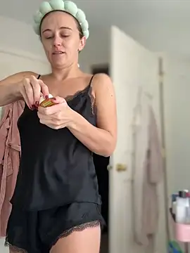 lunagirl13 online show from 10-19-25, 07:36