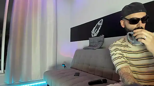 Snapshot of MattxFeet chatting on 12-23-24, 11:17 MattxFeet online show from 12-23-24, 11:17