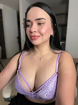 Snapshot of GeorginaJones chatting on 01-21-25, 01:50 GeorginaJones online show from 01-21-25, 01:50