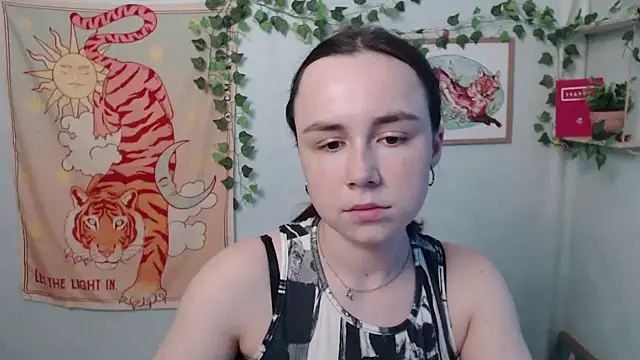 VeryVeryVeryShy  online show from 06-20-26, 05:43