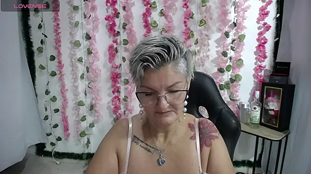 Snapshot of bety-cum2 chatting on 02-14-25, 09:24 bety-cum2 online show from 02-14-25, 09:24