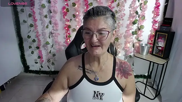 Snapshot of bety-cum2 chatting on 02-16-25, 04:32 bety-cum2 online show from 02-16-25, 04:32