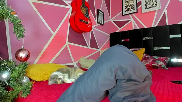 Snapshot of Little_doll_ chatting on 12-16-25, 02:27 Little doll online show from 12-16-25, 02:27