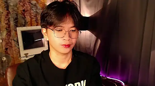 Snapshot of Sexy_Handsome_Drex chatting on 12-18-24, 01:23 Sexy Handsome Drex online show from 12-18-24, 01:23