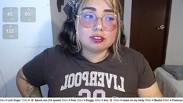 Snapshot of yini_angel chatting on 06-12-26, 02:43 yini angel online show from 06-12-26, 02:43