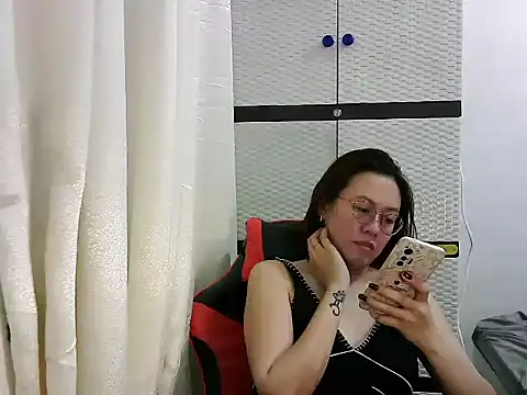 Snapshot of crizzybel chatting on 03-17-25, 05:49 crizzybel online show from 03-17-25, 05:49