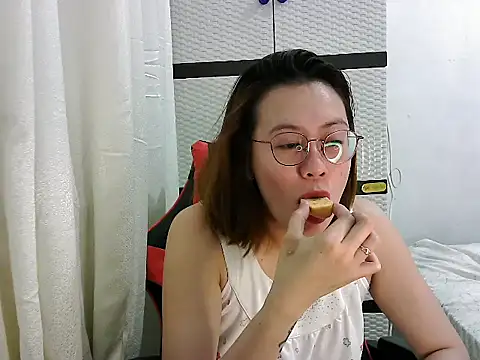 Snapshot of crizzybel chatting on 03-21-25, 03:24 crizzybel online show from 03-21-25, 03:24