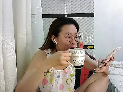 Snapshot of crizzybel chatting on 03-22-25, 03:53 crizzybel online show from 03-22-25, 03:53