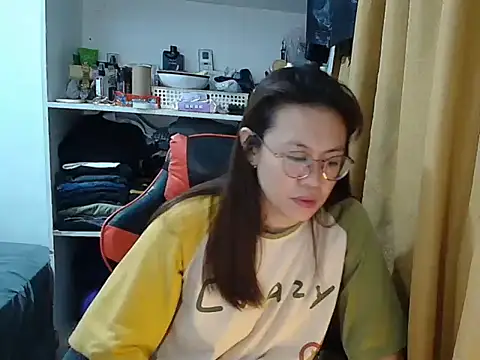 Snapshot of crizzybel chatting on 02-15-26, 06:10 crizzybel online show from 02-15-26, 06:10