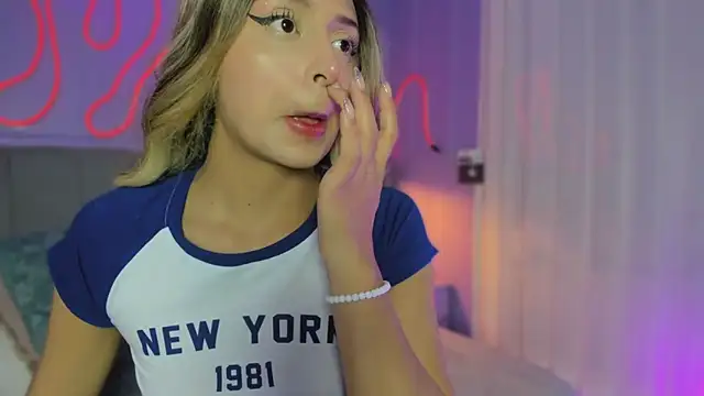 Snapshot of Sofly_s chatting on 11-19-25, 12:05 Sofly s online show from 11-19-25, 12:05