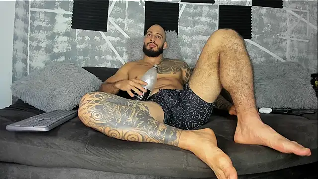 Snapshot of leonidas_18k chatting on 05-27-26, 03:25 leonidas 18k online show from 05-27-26, 03:25