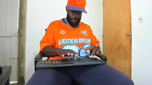 Snapshot of DaleHamilton chatting on 12-15-24, 04:15 DaleHamilton online show from 12-15-24, 04:15