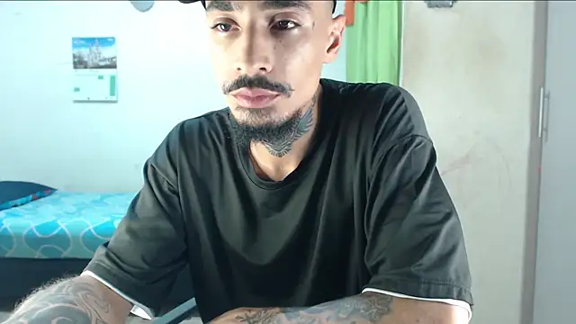 Snapshot of emiliano_hottt chatting on 05-11-26, 02:56 emiliano hottt online show from 05-11-26, 02:56