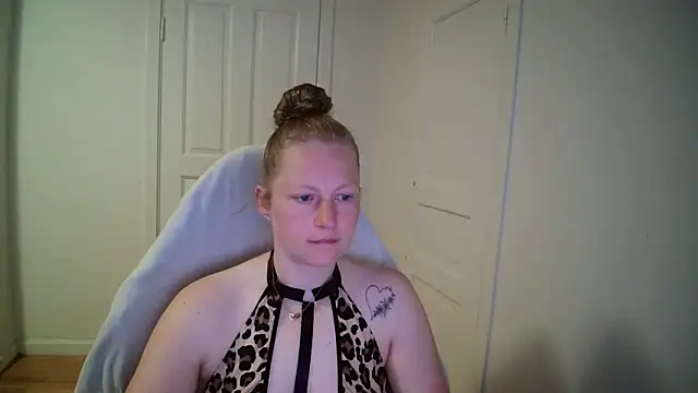 Snapshot of Girlnina-1995 chatting on 05-19-26, 05:03 Girlnina-1995 online show from 05-19-26, 05:03