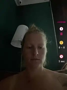 Snapshot of Girlnina-1995 chatting on 06-24-26, 06:51 Girlnina-1995 online show from 06-24-26, 06:51