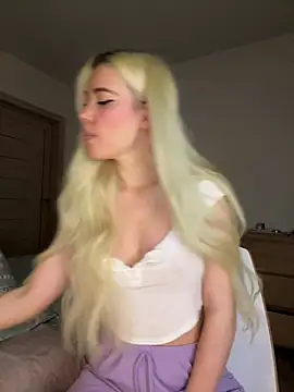 Snapshot of xDinnax chatting on 02-24-25, 05:53 xDinnax online show from 02-24-25, 05:53