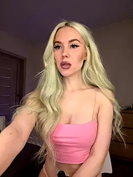 Snapshot of xDinnax chatting on 09-28-25, 01:05 xDinnax online show from 09-28-25, 01:05