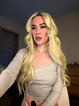 Snapshot of xDinnax chatting on 10-18-25, 05:14 xDinnax online show from 10-18-25, 05:14