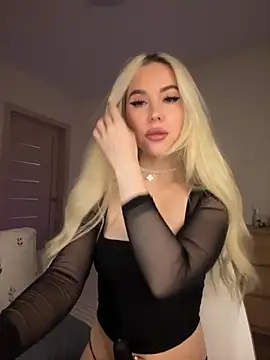 Snapshot of xDinnax chatting on 10-27-25, 01:48 xDinnax online show from 10-27-25, 01:48