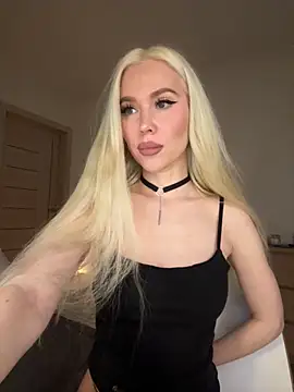 Snapshot of xDinnax chatting on 11-05-25, 08:20 xDinnax online show from 11-05-25, 08:20