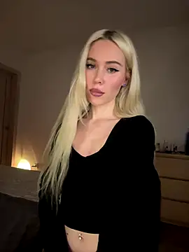 Snapshot of xDinnax chatting on 12-15-25, 03:49 xDinnax online show from 12-15-25, 03:49